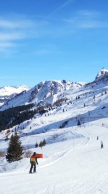 İtalya 'da Dolomitler' de kayak yapan insanların olduğu bir kayak merkezi manzarası. Kamera tavası