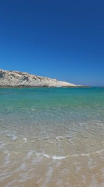 Yunanistan 'ın Milos Adası' ndaki Mitakas sahil ve balıkçı köyü. Yatay kamera tavası