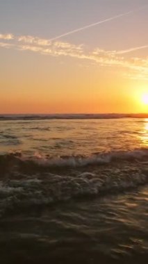 Fonte da Telha sahilinde dalgalanan dalgalarla Atlantik Okyanusu 'nun batışı, Costa da Caparica, Portekiz