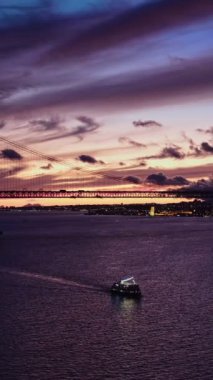 25 de Abril Köprüsü 'nün Lizbon' un Tagus nehri üzerindeki Setubal Yarımadası 'ndaki Lisboa ve Almada' yı teknelerle birleştiren ünlü turistik manzarası. Lizbon, Portekiz. Kamera tavası