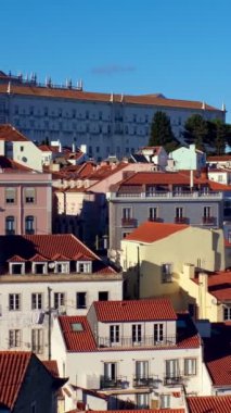 Lizbon 'un ünlü manzarası Miradouro de Santa Luzia turist bakış açısı Alfama eski şehir bölgesi, yolcu gemisi ve hareket eden bulutlar. Lizbon, Portekiz. Kamera tavası