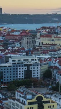 Lizbon 'un Miradouro da Senhora do Monte turistlerinin 25 Nisan Köprüsü, Alfama eski şehir bölgesi üzerindeki ünlü manzarası. Lizbon, Portekiz. Kamera pan efekti