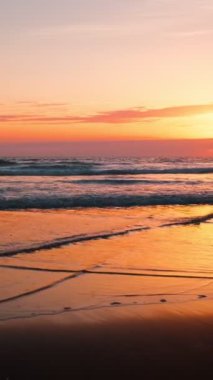 Atlantik Okyanusu 'nun batışı dalgalı dalgalarla birlikte Fonte da Telha plajı, Costa da Caparica, Portekiz. Kamera tavası