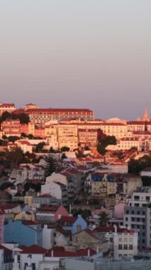 Lizbon 'un Miradouro de Sao Pedro de Alcantara' dan gün batımına bakışı. Lizbon, Portekiz. Kamera tavası