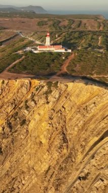 Cabo Espichel Cape Espichel 'in Atlantik Okyanusu üzerindeki deniz fenerinin insansız hava aracı görüntüsü. Dolly hareketini it.