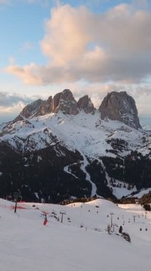 İtalya 'da Dolomitler' de kayak yapan insanların olduğu bir kayak merkezi manzarası. Kayak alanı Belvedere 'de. Canazei, İtalya. Yatay kamera tavası