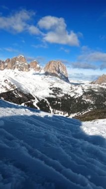 İtalya 'daki Dolomitler' de kayak yapan insanlarla dolu bir kayak merkezinin zaman çizelgesi. Kayak alanı Belvedere. Canazei, İtalya. Yatay kamera tavası