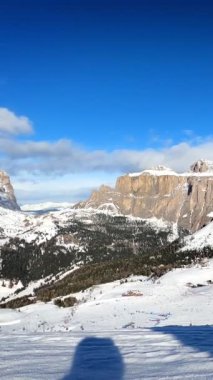 İtalya 'daki Dolomitler' de kayak yapan insanlarla dolu bir kayak merkezinin zaman çizelgesi. Kayak alanı Belvedere. Canazei, İtalya. Yatay kamera tavası