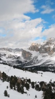 İtalya 'da Dolomitler' de kayak yapan insanların olduğu bir kayak merkezi manzarası. Kayak alanı Belvedere. Canazei, İtalya. Yatay kamera tavası