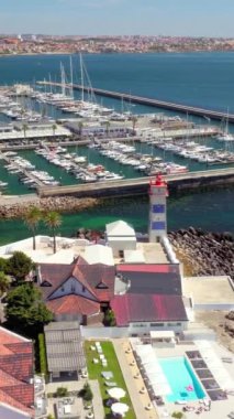 Santa Marta deniz feneri ve Cascais yat limanının havadan görünüşü Cascais şehir manzaralı. Dolly 'nin fotoğrafını çek.