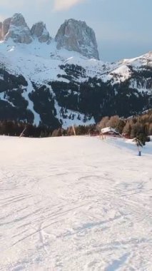 Birinci şahıs bakış açısı FPV birinci şahıs bakış açısı Dolomitlerdeki alp kayak POV 'u. İtalya 'da Dolomitler' de kayak yapan insanlarla kayak merkezi. Kayak alanı Belvedere. Canazei, İtalya