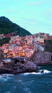 Manarola köyü Cinque Terre Ulusal Parkı 'ndaki popüler turizm beldesi UNESCO Dünya Mirasları Alanı, Liguria, İtalya. Yatay kamera tavası