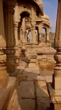 Hint Thar çölünde kumtaşından yapılmış Bada bagh cenotaphs Hindu mozolesi. Jaisalmer, Rajasthan, Hindistan. Yatay kaydırma