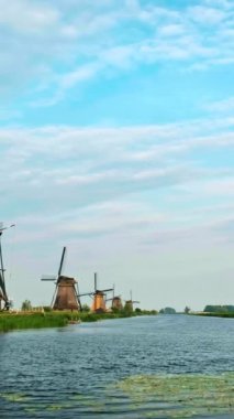 Hollanda kırsal kesiminin manzarası - Hollanda 'nın ünlü Kinderdijk turistik bölgesinde yel değirmenleri. Kinderdijk, Hollanda. Kamera tavası