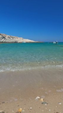 Yunanistan 'ın Milos Adası' ndaki Mitakas sahil ve balıkçı köyü. Yatay kamera tavası