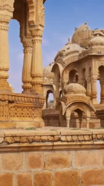 Hint Thar çölünde kumtaşından yapılmış Bada bagh cenotaphs Hindu mozolesi. Jaisalmer, Rajasthan, Hindistan