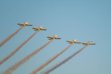 Dublör akrobatik uçaklar mavi gökyüzünde dumanla gösteri yapıyorlar. Takım çalışması, işbirliği, koordinasyon, güven, hassasiyet, zorluk, zorluk, hız, sinerji kavramı