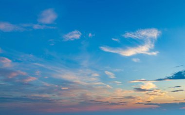 Gün batımından sonra güzel dramatik manzara gökyüzü arkaplanı gün batımından sonra