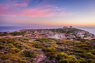 Cabo Espichel Cape Espichel Atlantik Okyanusu 'nda gün batımında harabelerle