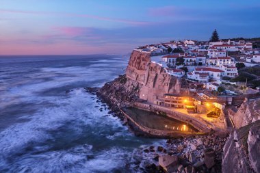 Deniz kenarındaki Azenhas 'ın Atlantik okyanus kıyısındaki uçurumda Mar balıkçı köyü manzarası, Portekiz akşam alacakaranlığı.