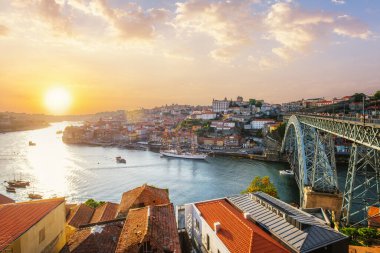 Porto şehri ve Douro nehri manzarası ve Dom Luis köprüsü ünlü turist bakış açısıyla gün batımında Miradouro do Jardim do Morro. Porto, Vila Nova de Gaia, Portekiz