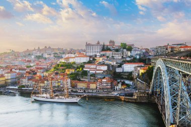 Porto şehri ve Douro nehri manzarası ve Dom Luis köprüsü ünlü turist bakış açısıyla gün batımında Miradouro do Jardim do Morro. Porto, Vila Nova de Gaia, Portekiz