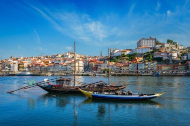 Porto şehri ve Douro nehri manzarası ünlü turist bakış açısıyla Marginal de Gaia nehir kıyısından porto şarabı fıçıları olan geleneksel teknelerle dolu. Porto, Vila Nova de Gaia, Portekiz