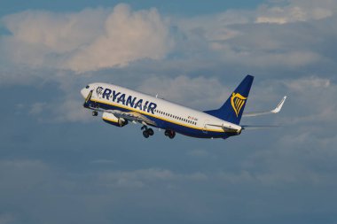 Lizbon, Portekiz - 2 Eylül 2023: Ryanair Boeing 737-8AS yolcu uçağı Lizbon 'daki Humberto Delgado Havalimanı' ndan havalandı.