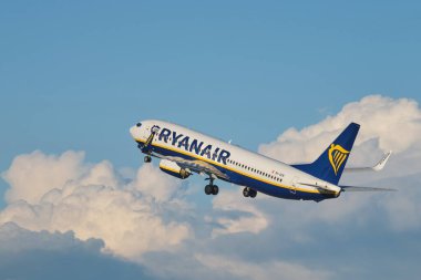 Lizbon, Portekiz - 2 Eylül 2023: Ryanair Boeing 737-8AS yolcu uçağı Lizbon 'daki Humberto Delgado Havalimanı' ndan havalandıktan sonra bulutlarla birlikte havalandı