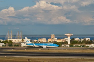 Lizbon, Portekiz - 2 Eylül 2023: KLM Boeing 737-8K2 yolcu uçağı taksisi Lizbon 'daki Humberto Delgado Havalimanı' nda arka planda Vasco da Gamma köprüsü