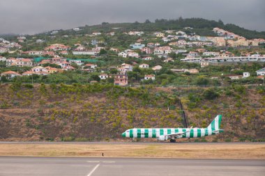 Lizbon, Portekiz - 2 Eylül 2023: Condor Airbus A321-211 yolcu uçağı Madeira adasındaki Cristiano Ronaldo Havalimanı 'nda yolcu taksisi