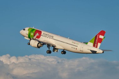 Lizbon, Portekiz - 11 Eylül 2023: TAP Air Portugal Airbus A320-251N yolcu uçağı Humberto Delgado Havalimanı 'ndan havalandıktan sonra bulutlarla birlikte havalandı