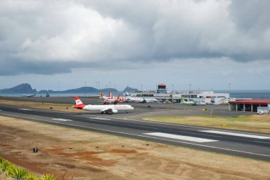 Funchal, Portekiz - 6 Haziran 2024: Avusturya Havayolları Airbus A321-211 yolcu uçağı Madeira adasındaki Cristiano Ronaldo Havalimanı 'nda yolcu taksisi