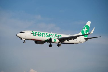 Lizbon, Portekiz - 2 Eylül 2023: Transavia Boeing 737-82R yolcu uçağı Lizbon 'daki Humberto Delgado Havaalanına indi