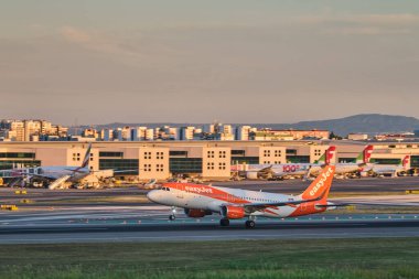 Lizbon, Portekiz - 11 Eylül 2023: Easy Jet Airbus A320-214 yolcu uçağı gün batımında Lizbon 'daki Humberto Delgado Havaalanı' nda kalkıyor.