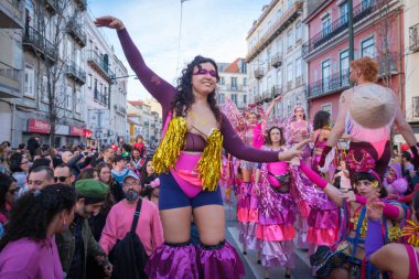 Lizbon, Portekiz - 24 Şubat 2024: Sanatsal kolektif Colombina tarafından Lizbon sokaklarında karnaval geçidi