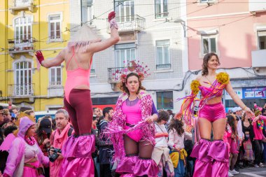 Lizbon, Portekiz - 24 Şubat 2024: Sanatsal kolektif Colombina tarafından Lizbon sokaklarında karnaval geçidi