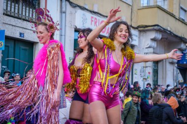 Lizbon, Portekiz - 24 Şubat 2024: Sanatsal kolektif Colombina tarafından Lizbon sokaklarında karnaval geçidi