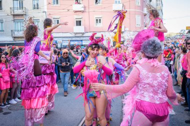 Lizbon, Portekiz - 24 Şubat 2024: Sanatsal kolektif Colombina tarafından Lizbon sokaklarında karnaval geçidi