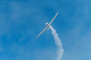 Dublör akrobatik uçak dumanla mavi gökyüzünde gösteri yapıyor. Takım çalışması, işbirliği, koordinasyon, güven, hassasiyet, zorluk, zorluk, hız, sinerji kavramı
