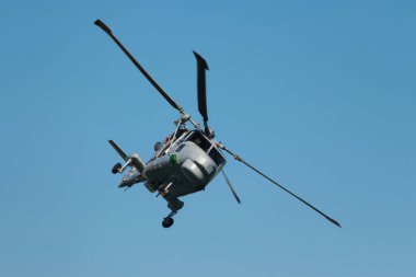 mavi gökyüzünde askeri helikopter