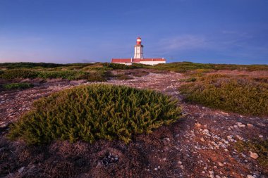 Cabo Espichel Burnu 'ndaki deniz feneri. Atlantik Okyanusu' ndaki Espichel Burnu. Alacakaranlık vakti. Sesimbra, Portekiz