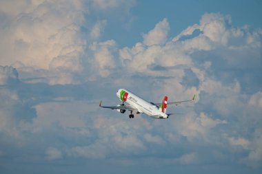 Lizbon, Portekiz - 11 Eylül 2023: TAP Air Portugal Airbus A321-251NX yolcu uçağı Lizbon 'daki Humberto Delgado Havaalanı' nda havalandıktan sonra bulutlarla gökyüzünde