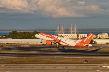 Lizbon, Portekiz - 11 Eylül 2023: Easy Jet Airbus A320-251N yolcu uçağı günbatımında Lizbon 'daki Humberto Delgado Havalimanı' ndan kalkacak.