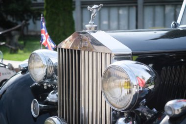 Lizbon, Portekiz - 15 Ekim 2023: Corrida dos Fundadores eski araba rallisinde Rolls-Royce Phantom III 'te Hood ızgarası ve Ecstasy Heykel bonesi maskotu