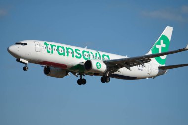 Lizbon, Portekiz - 2 Eylül 2023: Transavia Boeing 737-82R yolcu uçağı Lizbon 'daki Humberto Delgado Havaalanına indi