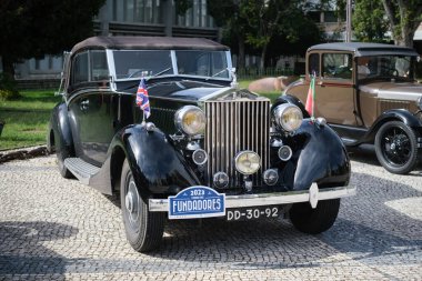 Lizbon, Portekiz - 15 Ekim 2023: Rolls-Royce Phantom III Corrida dos Fundadores klasik araba rallisinde klasik retro araba lüks aracı