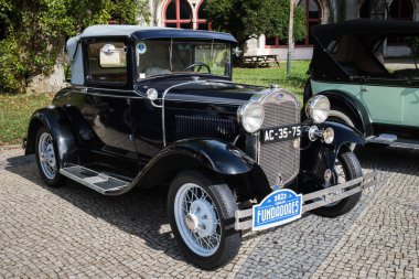 Lizbon, Portekiz - 15 Ekim 2023: Ford Model Corrida dos Fundadores klasik araba rallisinde klasik retro araba