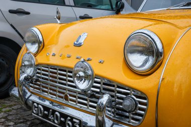 Lizbon, Portekiz - 15 Ekim 2023: Triumph TR3 klasik klasik eski araba ön ızgara ve farlar