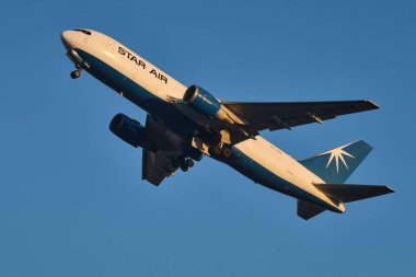 Lizbon, Portekiz - 11 Eylül 2023: Maersk Air Cargo Star Air Boeing 767-25E (BDSF) kargo uçağı Lizbon 'daki Humberto Delgado Havalimanı' ndan havalandı.